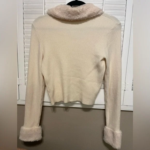 SHEIN - Beige sweater with faux fur at collar and cuffs (Medium) - Picture 4 of 5